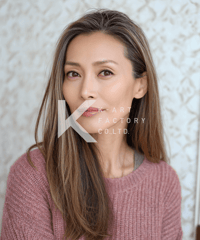 ハイライトが際立つ大人ストレートロングヘアー