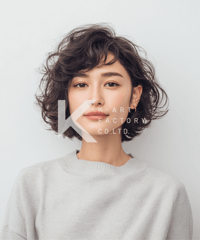 大人の可愛さ引き立つカールボブ