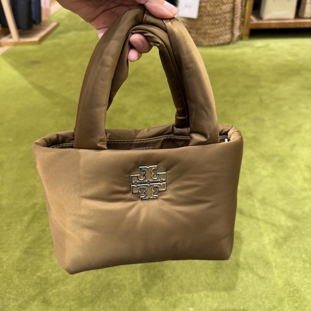 トリーバーチ】 Britten ナイロン パフィーミニトート 各色 トリーバーチ】 Britten ナイロン パフィーミニトート 各色