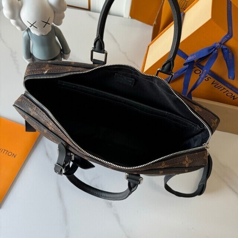 LOUIS VUITTON ポルト ドキュマン・ヴォワヤージュ PM 2504YC210‑M4