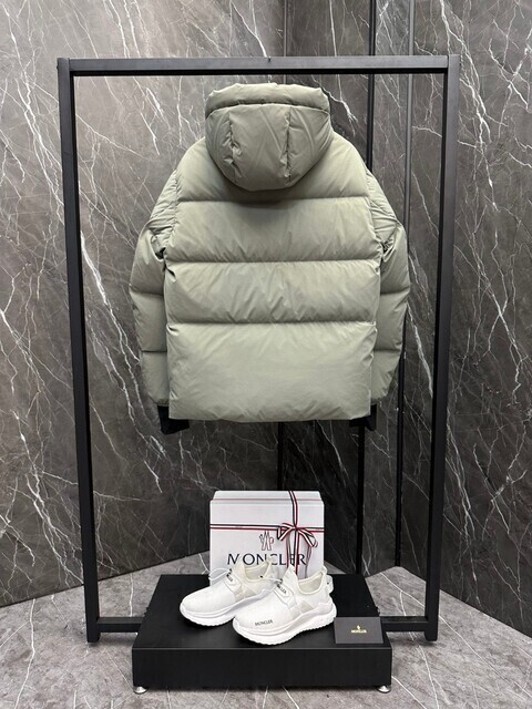 MONCLER（モンクレール）ユニセックス ダウンジャケット