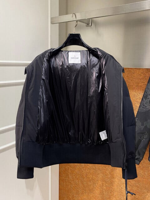 MONCLER（モンクレール）ユニセックス ダウンジャケット 2412SXJ525