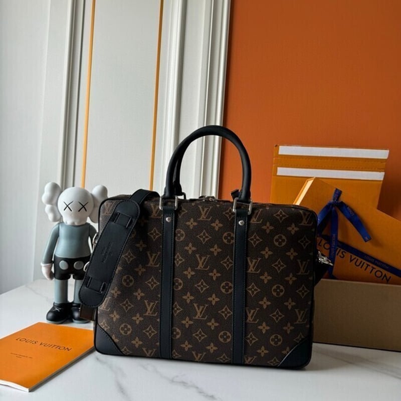 LOUIS VUITTON ポルト ドキュマン・ヴォワヤージュ PM 2504YC210‑M4