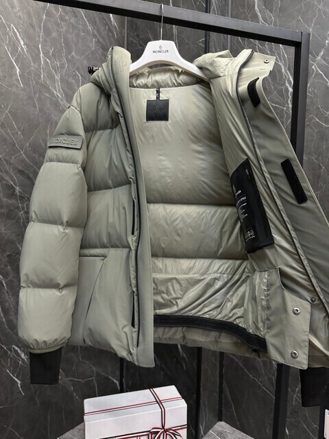 MONCLER（モンクレール）ユニセックス ダウンジャケット 2412SXJ605