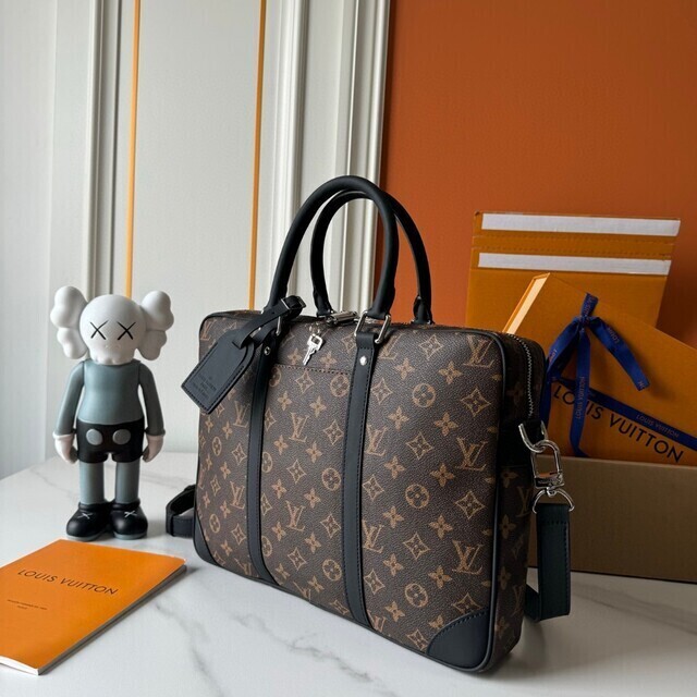 最終値引✴ LOUIS VUITTON ポルト ドキュマン ヴォワヤージュ LOUIS VUITTON ポルト ドキュマン・ヴォワヤージュ PM 2504YC210‑M4