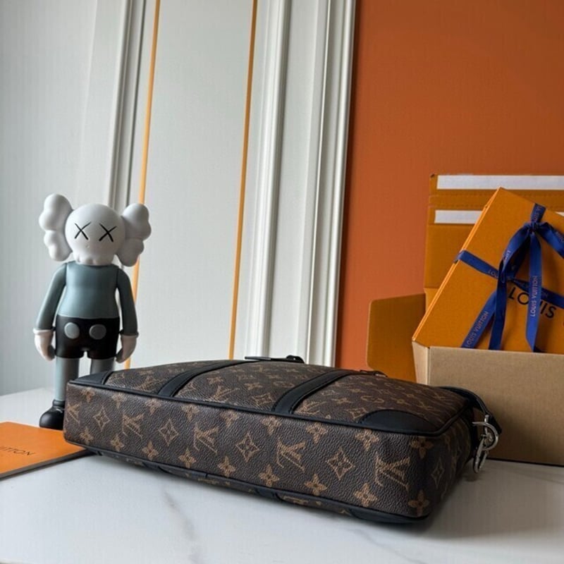 LOUIS VUITTON ポルト ドキュマン・ヴォワヤージュ PM 2504YC210‑M4