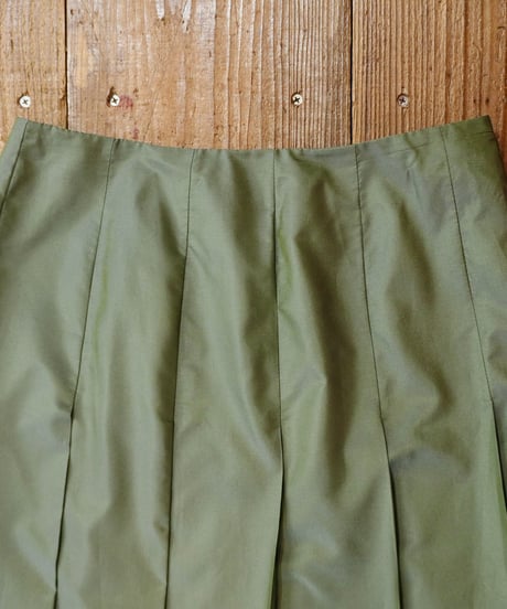 Slit-in-Pleats Shiny Skirt