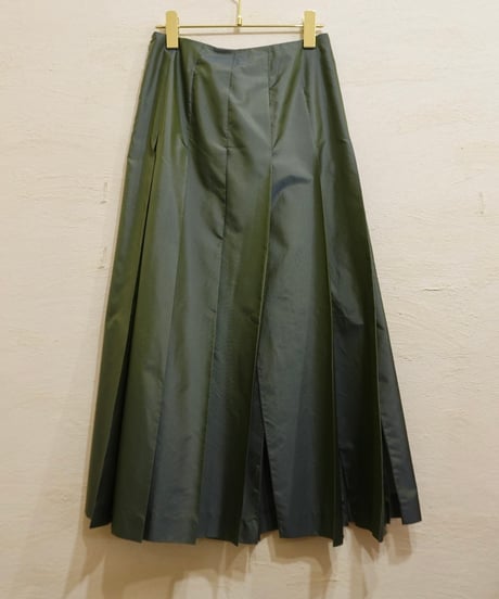 Slit-in-Pleats Shiny Skirt