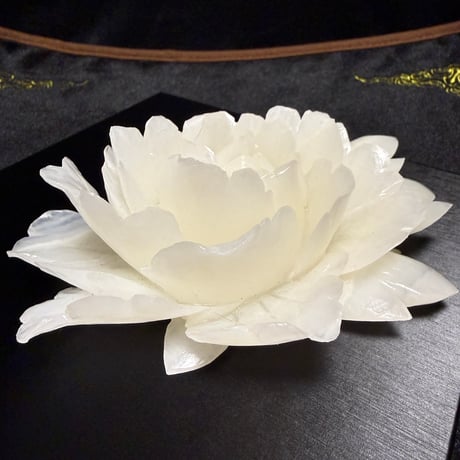 26128-1 白翡翠　薔薇手彫り　1点物　「静けさの中で、人生はもう一度ひらく。」