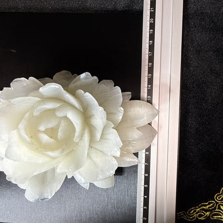 26128-1 白翡翠　薔薇手彫り　1点物　「静けさの中で、人生はもう一度ひらく。」