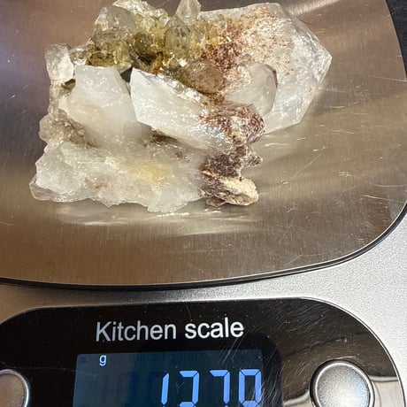 2621-2　中国・四川省産 水晶 × カルサイト 共生原石 鉄分インクルージョンを伴う一点物