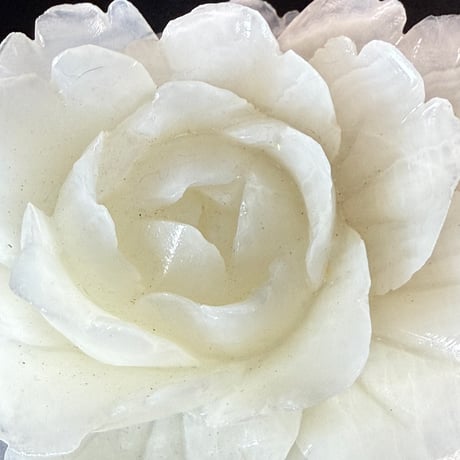 26128-1 白翡翠　薔薇手彫り　1点物　「静けさの中で、人生はもう一度ひらく。」