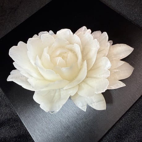 26128-1 白翡翠　薔薇手彫り　1点物　「静けさの中で、人生はもう一度ひらく。」