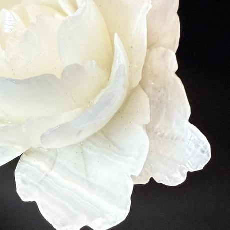 26128-1 白翡翠　薔薇手彫り　1点物　「静けさの中で、人生はもう一度ひらく。」
