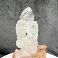 26523-4 ブラジル・ミナスジェライス州産 クリスタルクォーツ 龍手彫り 成功運と浄化の光を宿す、宝珠を抱く龍の一点物