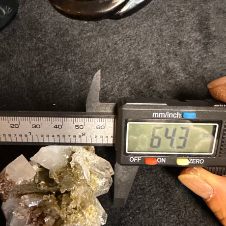2621-2　中国・四川省産 水晶 × カルサイト 共生原石 鉄分インクルージョンを伴う一点物