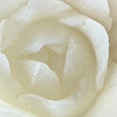26128-1 白翡翠　薔薇手彫り　1点物　「静けさの中で、人生はもう一度ひらく。」