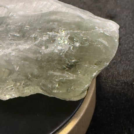25911-2　虹を抱く癒しの原石☆ブラジル産グリーン水晶☆調和と再生のパワーストーン