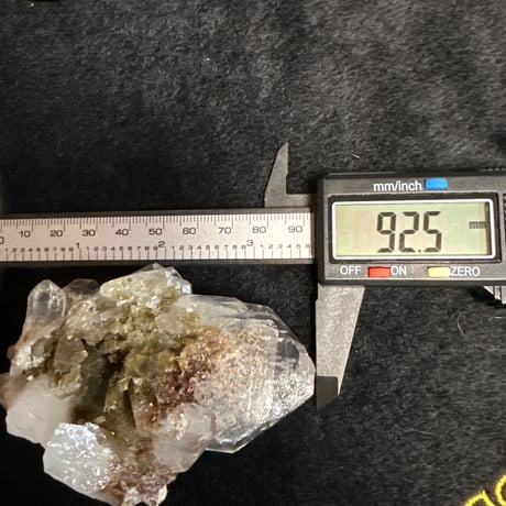 2621-2　中国・四川省産 水晶 × カルサイト 共生原石 鉄分インクルージョンを伴う一点物