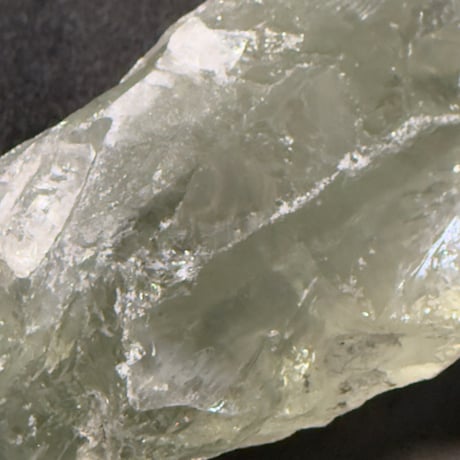 25911-2　虹を抱く癒しの原石☆ブラジル産グリーン水晶☆調和と再生のパワーストーン