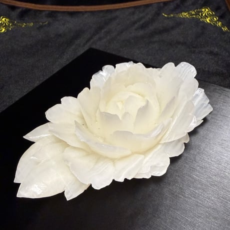 26128-1 白翡翠　薔薇手彫り　1点物　「静けさの中で、人生はもう一度ひらく。」