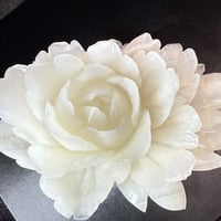 26128-1 白翡翠　薔薇手彫り　1点物　「静けさの中で、人生はもう一度ひらく。」