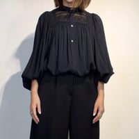 レースギャザーバンドカラーブラウス