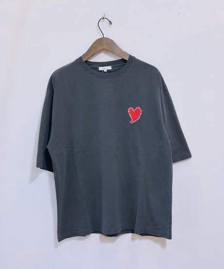 Revo. ハートエンブロイピグメント加工Tシャツ　3786