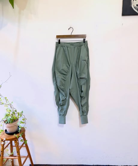 GLIMCLAP ストレッチナイロンシャーリングサルエルパンツ 054