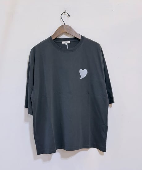 Revo. ハートエンブロイピグメント加工Tシャツ　3786