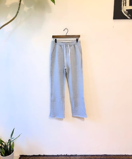 セミフレアシルエットスウェットパンツ