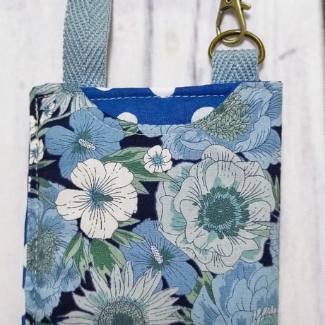 スマホと一緒にすぐに使いたい！方の眼鏡ケース☆GC17白と青の花園☆水平にぶら下げられる