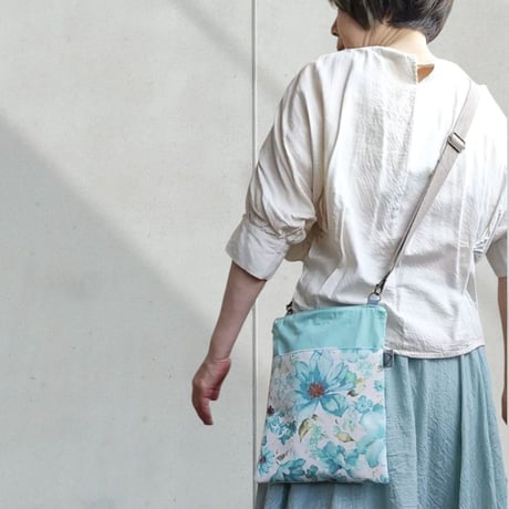 身軽にお出かけ！サコッシュSH166水色フラワーパラダイス