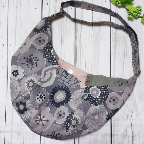 斜めがけするだけで可愛い♡ポンバッグPB124北欧大きな花柄グレー♡ショルダーバッグ体にフィットするボディバッグ斜めがけバッグ