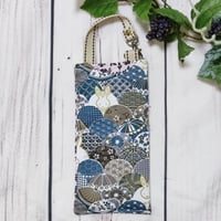 スマホと一緒にすぐに使いたい！方の眼鏡ケース☆GC08和風うさぎ☆水平にぶら下げられる