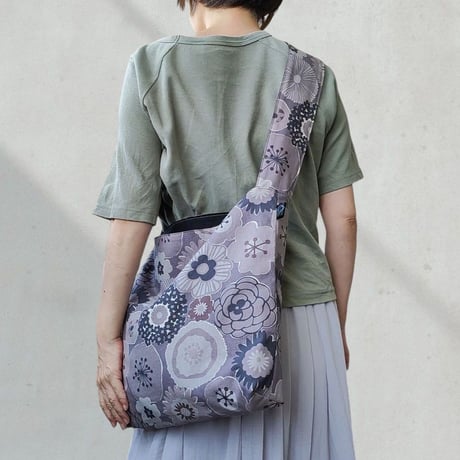 くったり寄り添うデカバッグ☆BS01北欧大きな花柄×ブラック☆リバーシブルでも使える！ざっくりいろいろ入れたい！