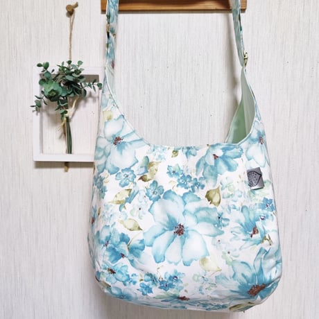 斜めがけするだけで可愛い♡ポンバッグPB109水色フラワーパラダイス♡ショルダーバッグ体にフィットするボディバッグ斜めがけバッグ