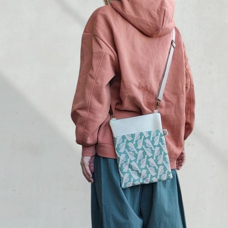身軽にお出かけ！サコッシュSH203☆小鳥さん翡翠ブルー☆スマホがさっと取り出せる！軽量仕様