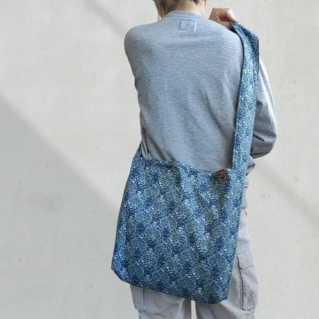 くったり寄り添うデカバッグ●【Lサイズ】ショルダー紐長め☆BS10ダークブルー紫花Xブルーグレー☆リバーシブルでも使える！ざっくりいろいろ入れたい！