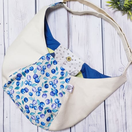 斜めがけするだけで可愛い♡ポンバッグPB107ブルーベリー×ワッフル♡ショルダーバッグ体にフィットするボディバッグ斜めがけバッグ