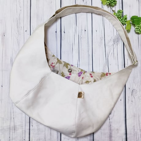 斜めがけするだけで可愛い♡ポンバッグPB133ミルクホワイト♡ショルダーバッグ体にフィットするボディバッグ斜めがけバッグ