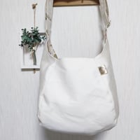 斜めがけするだけで可愛い♡ポンバッグPB133ミルクホワイト♡ショルダーバッグ体にフィットするボディバッグ斜めがけバッグ