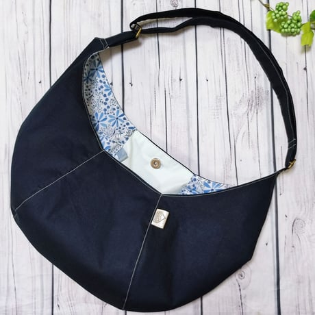 斜めがけするだけで可愛い♡ポンバッグPB130ブラック♡ショルダーバッグ体にフィットするボディバッグ斜めがけバッグ