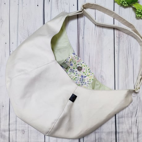 斜めがけするだけで可愛い♡ポンバッグPB118ミルクホワイト♡ショルダーバッグ体にフィットするボディバッグ斜めがけバッグ