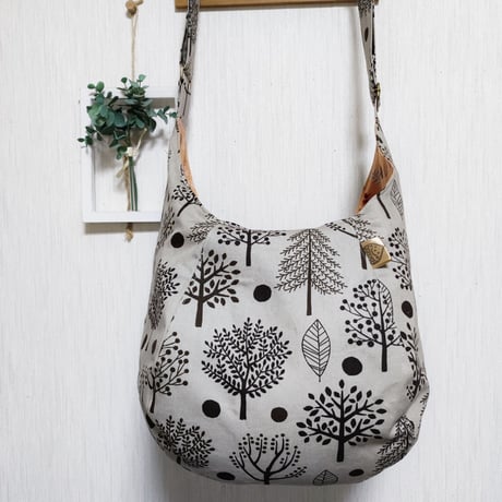 斜めがけするだけで可愛い♡ポンバッグPB134北欧いろいろな木♡ショルダーバッグ体にフィットするボディバッグ斜めがけバッグ