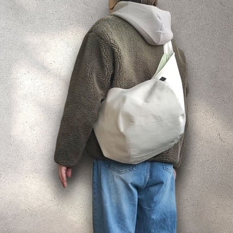 斜めがけするだけで可愛い♡ポンバッグPB118ミルクホワイト♡ショルダーバッグ体にフィットするボディバッグ斜めがけバッグ