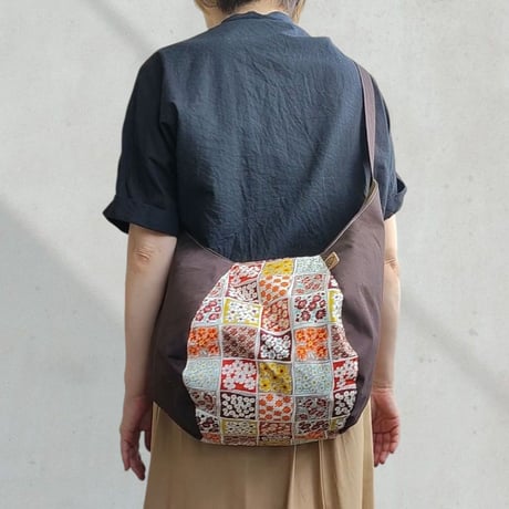 斜めがけするだけで可愛い♡ポンバッグPB115パッチワーク風お花×チョコブラウン♡ショルダーバッグ体にフィットするボディバッグ斜めがけバッグ
