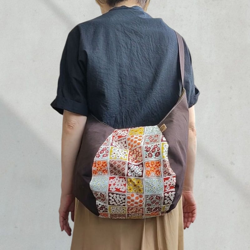 胡桃の下かご付きパッチワークバッグ 斜めがけするだけで可愛い♡ポンバッグPB115パッチワーク風お花×チョコ