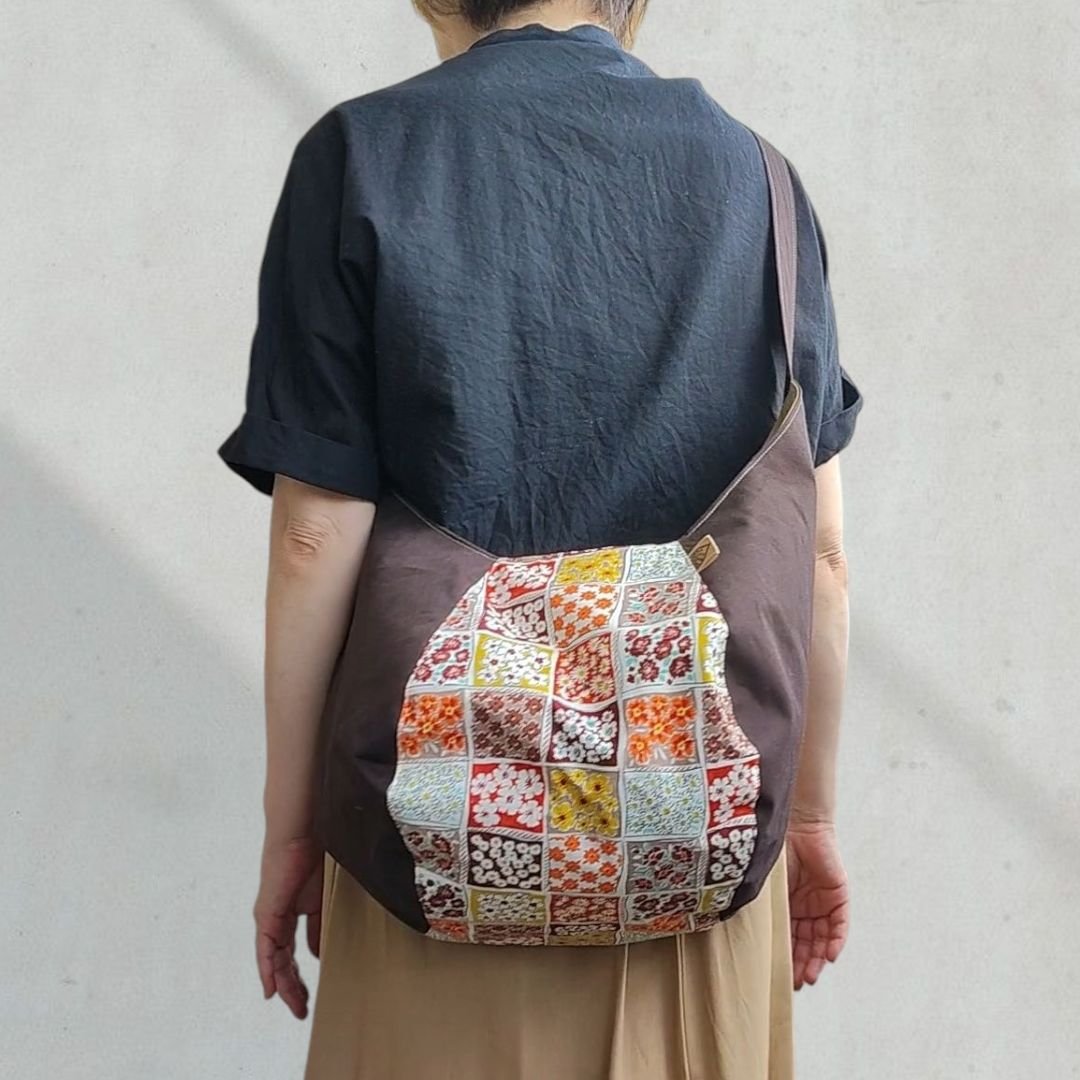 斜めがけするだけで可愛い♡ポンバッグPB115パッチワーク風お花×チョコ