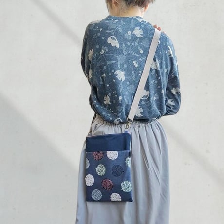 身軽にお出かけ！サコッシュSH207☆カラフル丸いツリー☆スマホがさっと取り出せる！軽量仕様